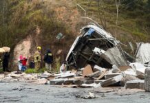 Acidente na BR-116 com ônibus, carreta e carro, deixa morto e feridos, em Teófilo Otoni (MG) Acidente na BR-116 com ônibus, carreta e carro deixa feridos, em Teófilo Otoni (MG)