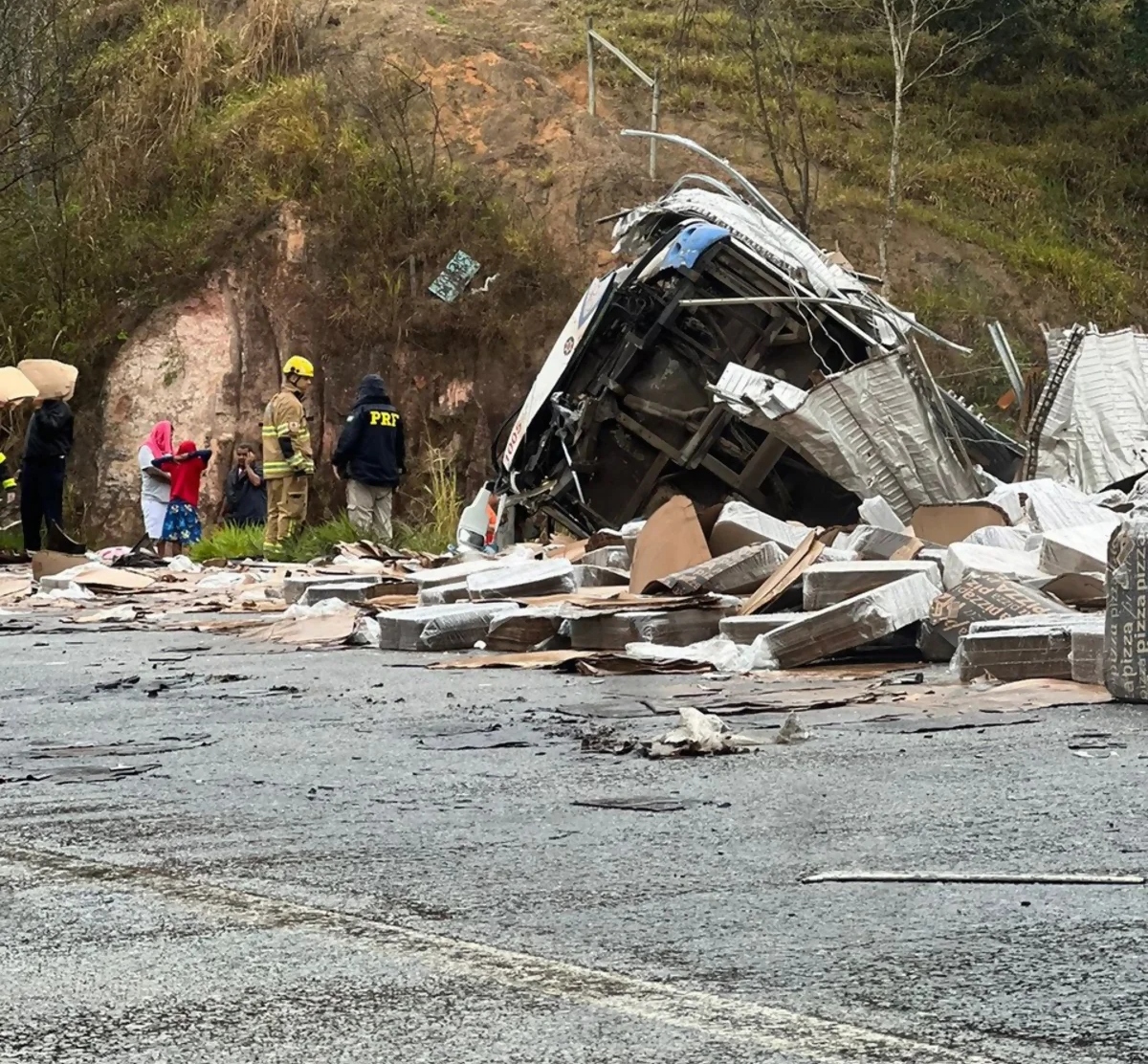Acidente na BR-116 com ônibus, carreta e carro deixa feridos, em Teófilo Otoni (MG) Acidente na BR-116 com ônibus, carreta e carro deixa feridos, em Teófilo Otoni (MG)