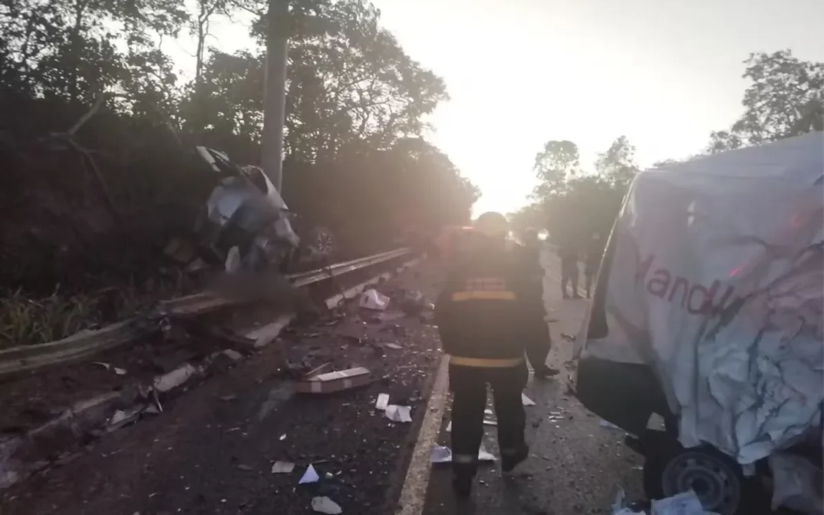 Acidente entre picape e camionete mata quatro pessoas na BR-251 Acidente entre picape e camionete mata quatro pessoas na BR-251
