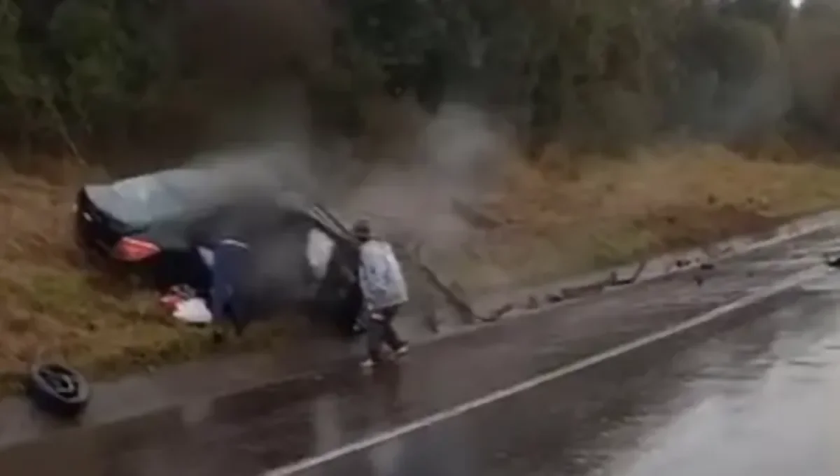 Colisão frontal na BR-277, entre carros, mata pai e filho, no Paraná Colisão frontal na BR-277, entre carros, mata pai e filho, no Paraná