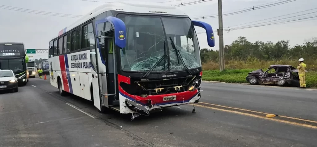 Acidente entre carro e ônibus mata idoso na BR-373, no Paraná