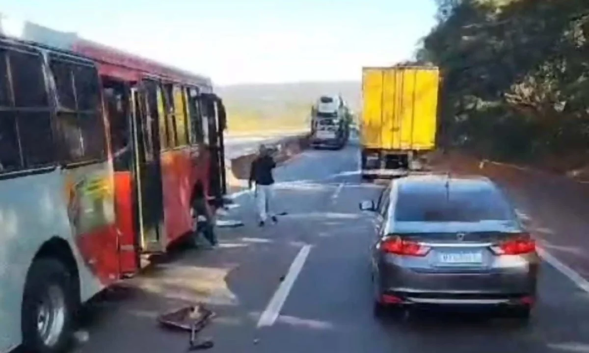 Ônibus bate em carreta na Fernão Dias e deixa 36 feridos, em Brumadinho (MG)