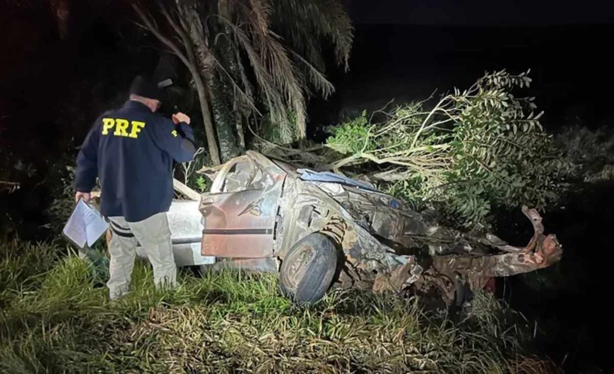 Colisão na BR-471/RS, entre carreta, carro e SUV, deixa 6 mortos e 2 feridos Colisão na BR-471/RS, entre carreta, carro e SUV, deixa 6 mortos e 2 feridos