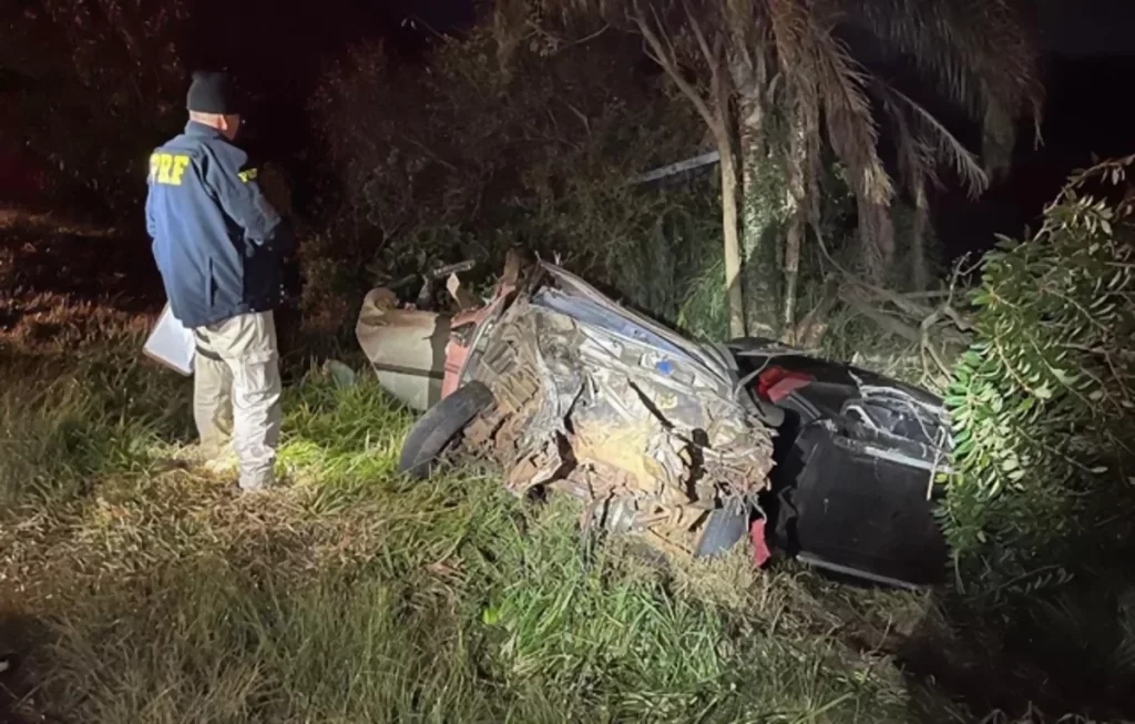 Colisão na BR-471/RS, entre carreta, carro e SUV, deixa 6 mortos e 2 feridos