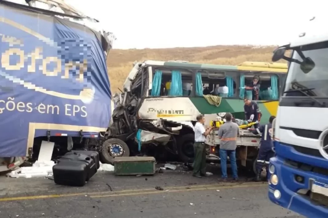 Sobe para 3 o total de mortos no acidente do ônibus da Gontijo com carreta na BR-116/MG Sobe para 3 o total de mortos no acidente do ônibus da Gontijo com carreta na BR-116/MG