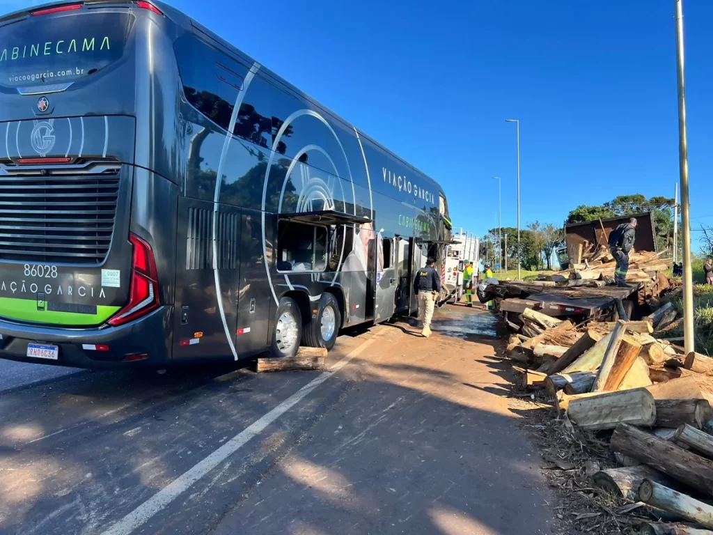Caminhão é flagrado na BR-369/PR transportando toras de madeira sem amarração