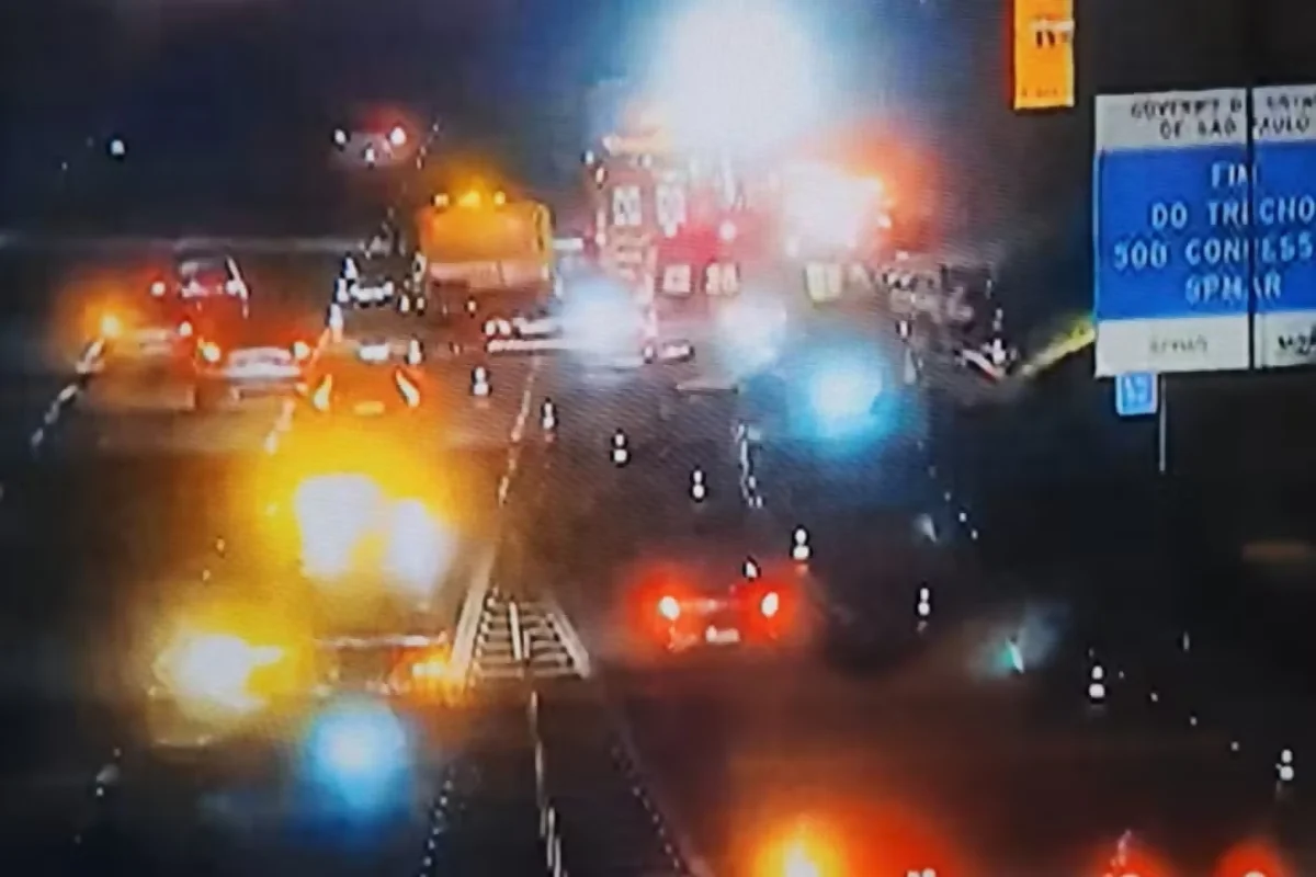 Acidente entre ônibus da Cometa e carro mata três na Rodovia dos Imigrantes Acidente entre ônibus da Cometa e carro mata três na Rodovia dos Imigrantes