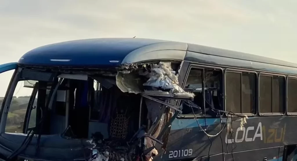 Sobe para 6 o total de mortes em acidente com ônibus e micro-ônibus na SP-191