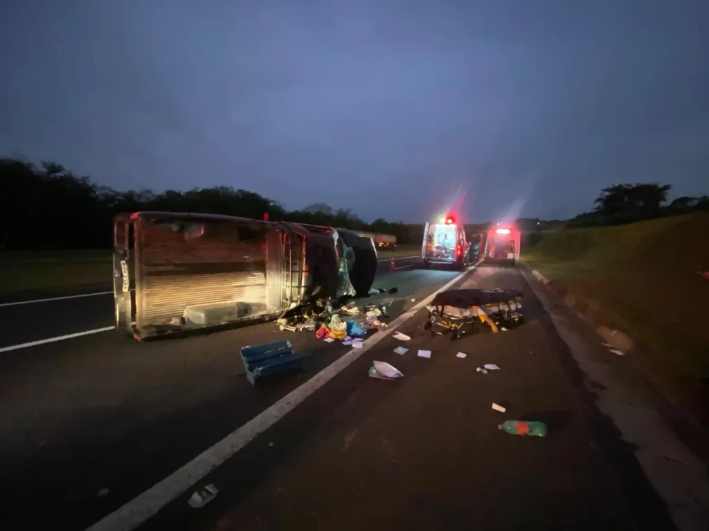 Capotamento na Raposo Tavares deixa um morto, em Rancharia (SP)