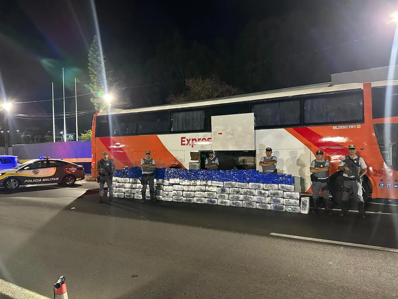 VÍDEO: Ônibus paraguaio é flagrado na SP-270 com mais de 1,5 tonelada de maconha VÍDEO: Ônibus paraguaio é flagrado na SP-270 com mais de 1,5 tonelada de maconha