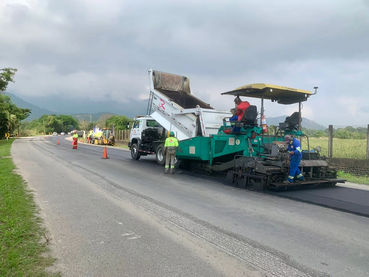 RJ-116 opera em sistema 'Pare-e-Siga' no km 29 para recapeamento asfáltico RJ-116 opera em sistema 'Pare-e-Siga' no km 29 para recapeamento asfáltico