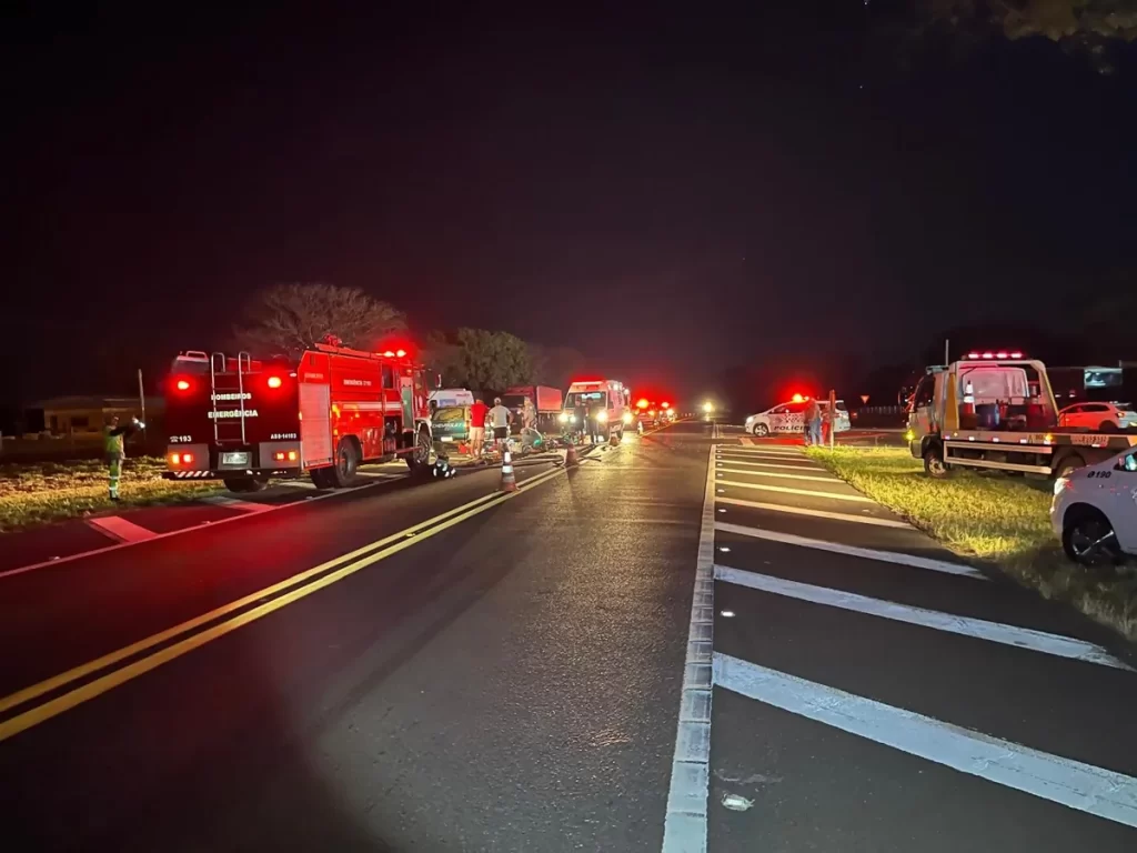 Motoqueiros se envolvem em acidente na SP-425; um morre e dois ficam feridos