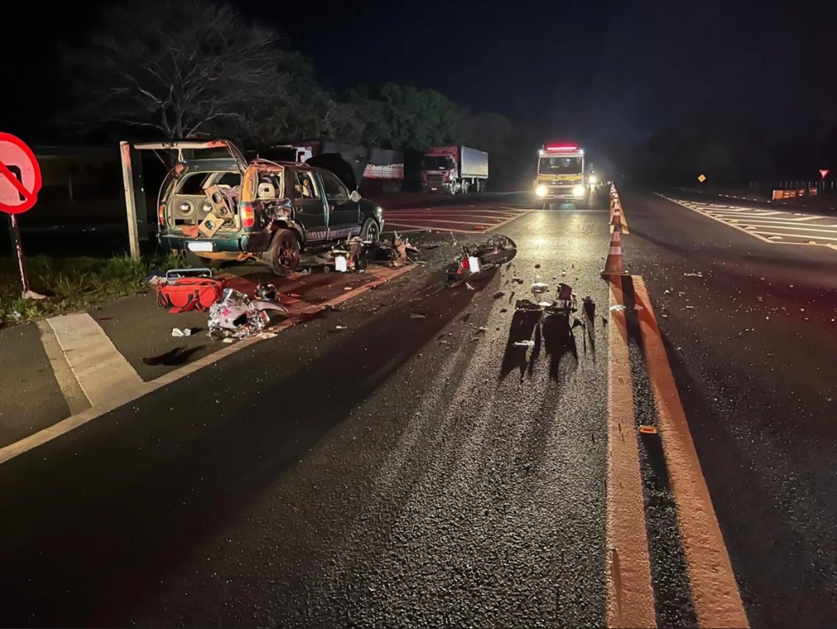 Motoqueiros se envolvem em acidente na SP-425; um morre e dois ficam feridos Motoqueiros se envolvem em acidente na SP-425; um morre e dois ficam feridos