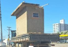 Mercedes truck é flagrado na marginal da BR-101/SC transportando banheiro em alvenaria Mercedes truck é flagrado na marginal da BR-101/SC transportando banheiro em alvenaria
