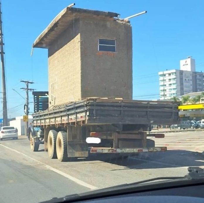 Mercedes truck é flagrado na marginal da BR-101/SC transportando banheiro em alvenaria