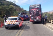 Multas contradizem versões da colisão do ônibus de César Menotti e Fabiano Multas contradizem versões da colisão do ônibus de César Menotti e Fabiano