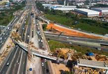 Concessionária lança vigas do novo viaduto de interligação da Via Dutra à Fernão Dias Concessionária lança vigas do novo viaduto de interligação da Via Dutra à Fernão Dias