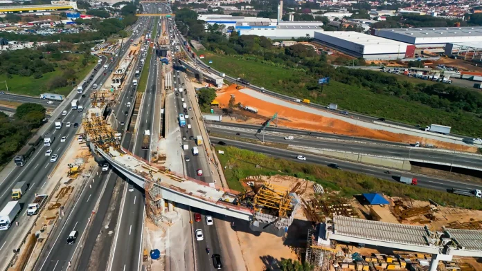 Concessionária lança vigas do novo viaduto de interligação da Via Dutra à Fernão Dias Concessionária lança vigas do novo viaduto de interligação da Via Dutra à Fernão Dias