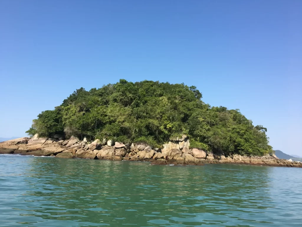 Passeio de escunas e barcos "aquece" turismo no Litoral Norte de São Paulo