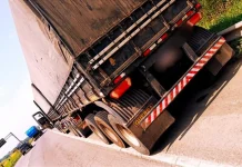 Bitrem de 9 eixos é flagrado na BR-324/BA com mais de 13 toneladas em excesso Bitrem de 9 eixos é flagrado na BR-324/BA com mais de 13 toneladas em excesso