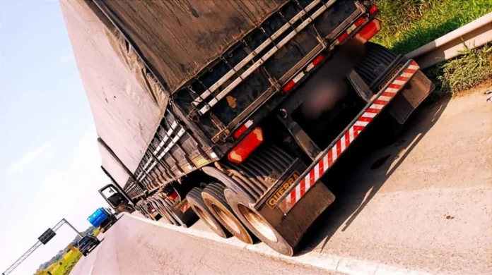 Bitrem de 9 eixos é flagrado na BR-324/BA com mais de 13 toneladas em excesso Bitrem de 9 eixos é flagrado na BR-324/BA com mais de 13 toneladas em excesso