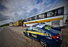 Ônibus escolar é apreendido na BR-101, em Umbaúba (SE), com excesso de 40 pessoas Ônibus escolar é apreendido na BR-101, em Umbaúba (SE), com excesso de 40 pessoas