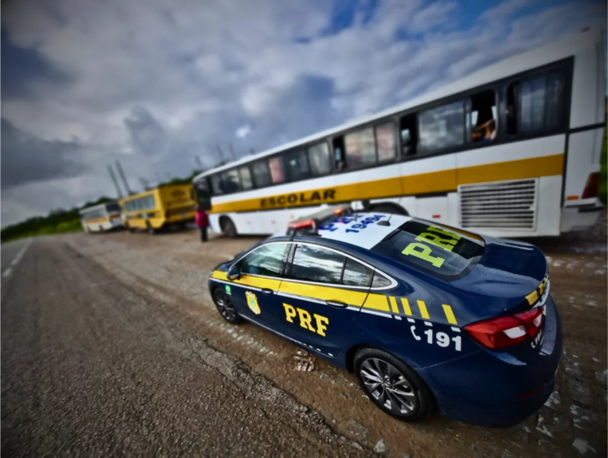Ônibus escolar é apreendido na BR-101, em Umbaúba (SE), com excesso de 40 pessoas Ônibus escolar é apreendido na BR-101, em Umbaúba (SE), com excesso de 40 pessoas