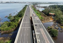 Freeway (BR-290) é bloqueada devido às obras na ponte sobre rio Gravataí, no RS Freeway (BR-290) é bloqueada devido às obras na ponte sobre rio Gravataí, no RS
