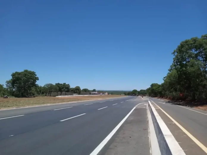 BR-135/MG tem bloqueio total, nesta quarta (28), por conta de detonação de rochas BR-135/MG tem bloqueio total, nesta quarta (28), por conta de detonação de rochas