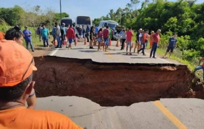 BR-319/AM está bloqueada para caminhões e ônibus por tempo indeterminado BR-319/AM está bloqueada para caminhões e ônibus por tempo indeterminado