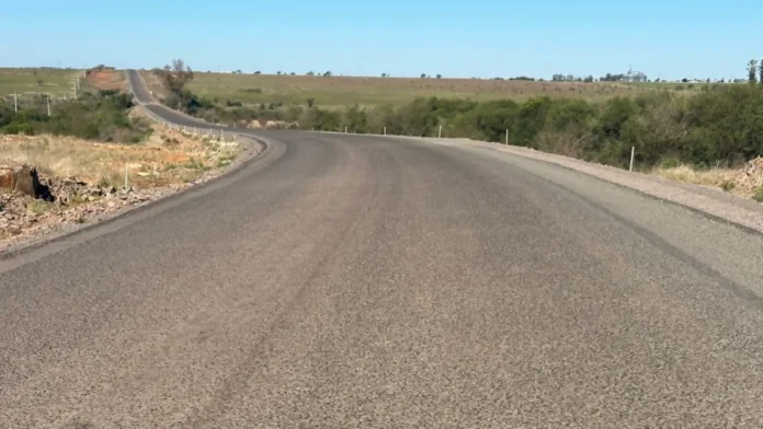 Trecho da ERS-566, entre Alegrete e Maçambará, está sendo pavimentado Trecho da ERS-566, entre Alegrete e Maçambará, está sendo pavimentado