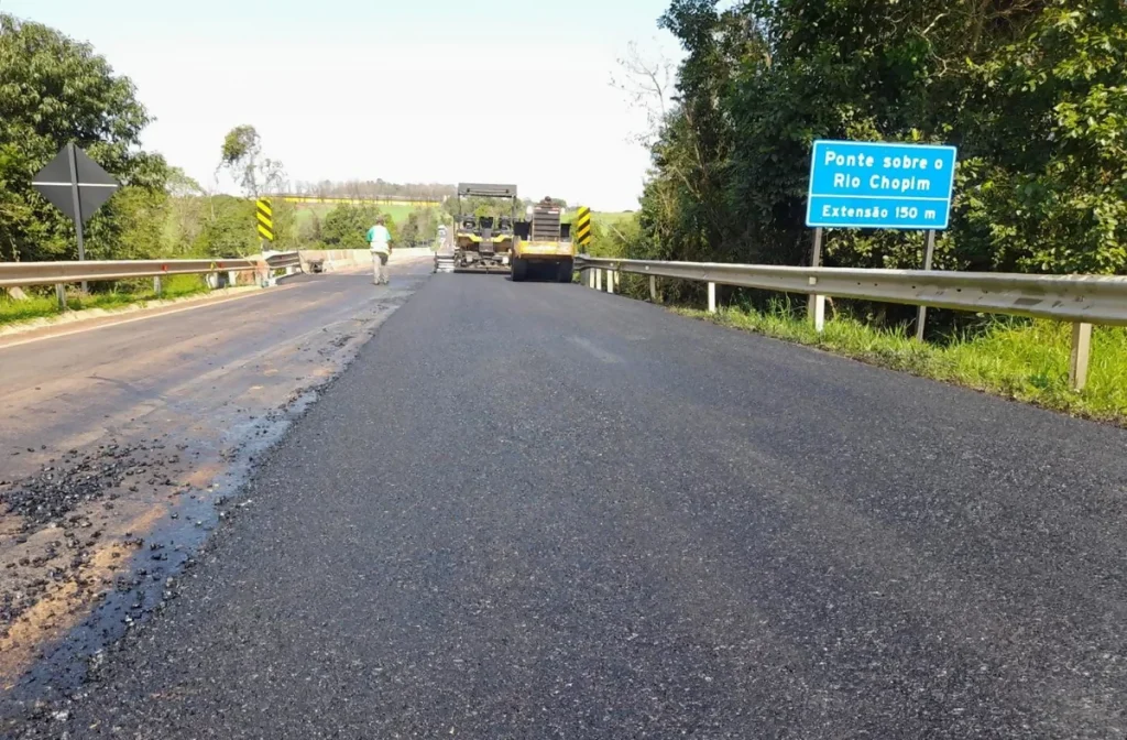 Ponte na PR-566, entre Itapejara d’Oeste e Cel. Vivida, opera em 'Pare-e-Siga'