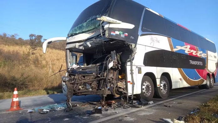 Acidente mata motorista de ônibus na BR-040/MG, em Esmeraldas