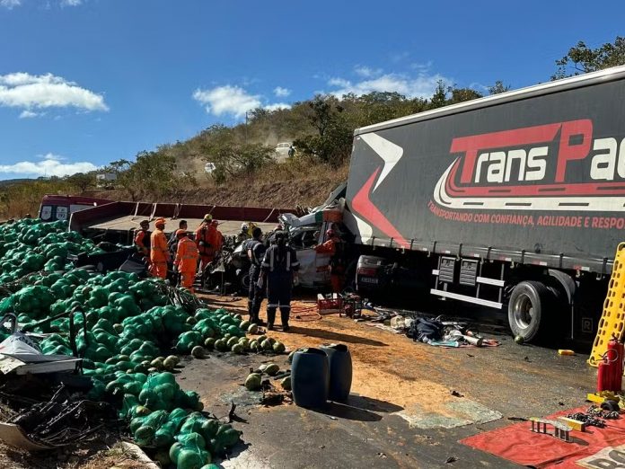 Acidente na BR-251/MG, entre caminhão, carreta e van, deixa 5 mortos e feridos Acidente na BR-251/MG, entre caminhão, carreta e van, deixa 5 mortos e feridos