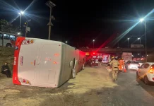 Ônibus tomba na BR-040/MG e deixa vários feridos, em Contagem Ônibus tomba na BR-040/MG e deixa vários feridos, em Contagem