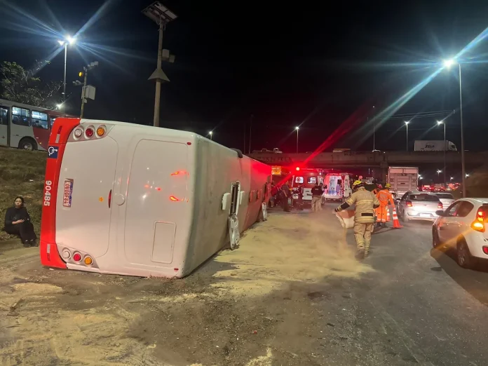 Ônibus tomba na BR-040/MG e deixa vários feridos, em Contagem