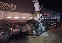 Carreta prensa carro contra carreta matando seis pessoas na BR-116/PR Carreta prensa carro contra carreta matando seis pessoas na BR-116/PR
