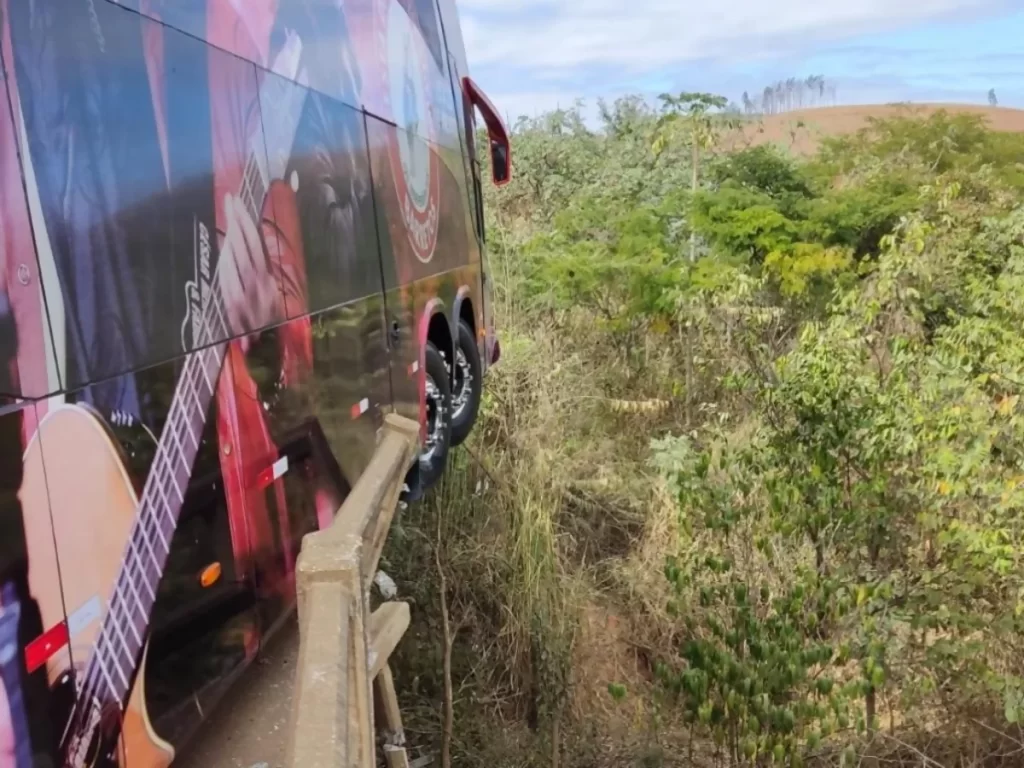 Ônibus da dupla César Menotti e Fabiano se envolve em acidente na BR-262/MG