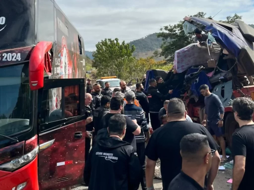 Ônibus da dupla César Menotti e Fabiano se envolve em acidente na BR-262/MG