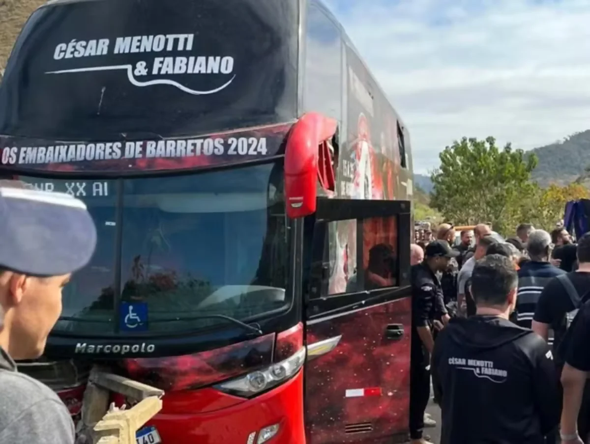 Ônibus da dupla César Menotti e Fabiano se envolve em acidente na BR-262/MG Ônibus da dupla César Menotti e Fabiano se envolve em acidente na BR-262/MG