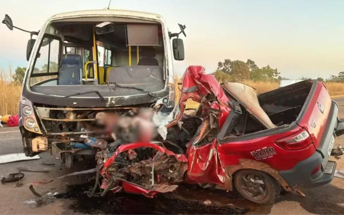 Dois morrem em acidente na GO-118 envolvendo micro-ônibus de jogadores e picape Dois morrem em acidente na GO-118 envolvendo micro-ônibus de jogadores e picape