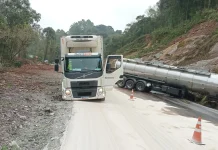 Acidente na ERS-122 causou interdição da rodovia, que já foi liberada Acidente entre caminhão e carreta na ERS-122 fecha totalmente a rodovia, no RS