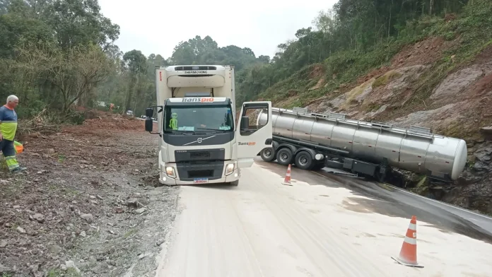 Acidente entre caminhão e carreta na ERS-122 fecha totalmente a rodovia, no RS Acidente entre caminhão e carreta na ERS-122 fecha totalmente a rodovia, no RS