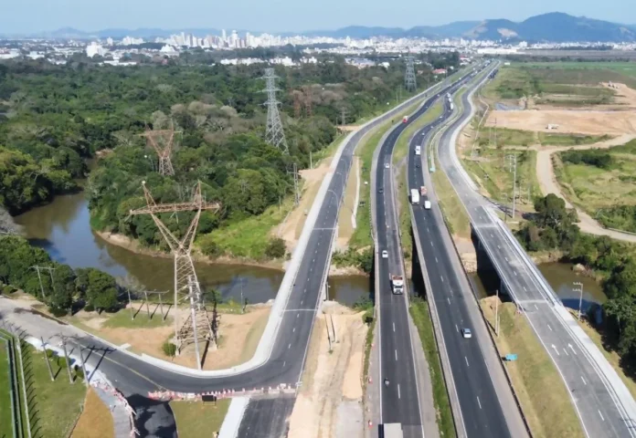 Obras bloqueiam temporariamente via marginal na BR-101/Sul, em SC Obras bloqueiam temporariamente via marginal na BR-101/Sul, em SC