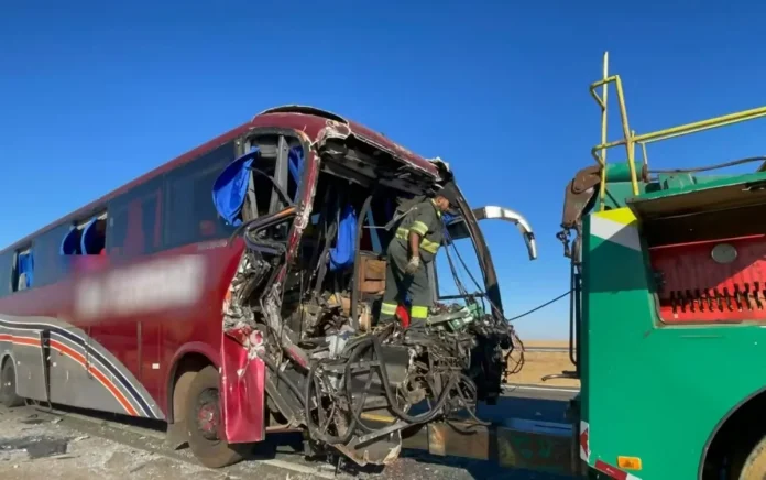 Colisão na BR-050/GO envolvendo ônibus e carreta deixa 2 mortos