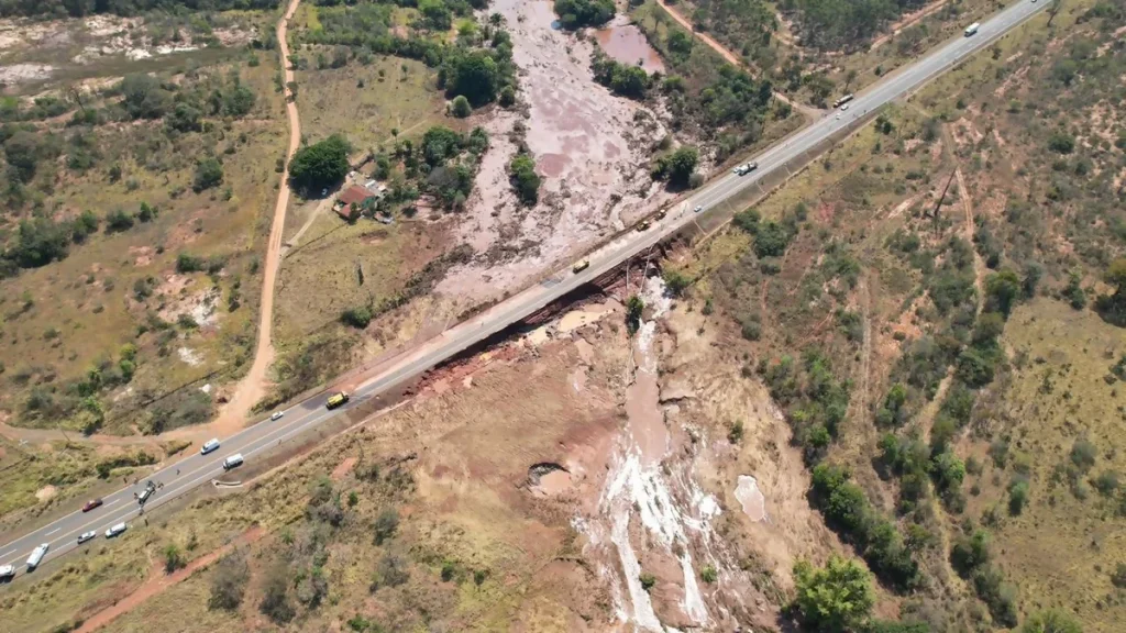 VÍDEO: BR-163/MS tem 'Pare-e-Siga" no km 500, danificado por rompimento de barragem
