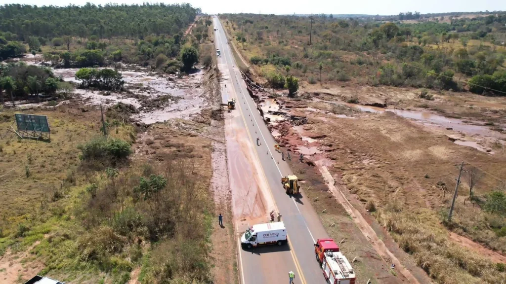 VÍDEO: BR-163/MS tem 'Pare-e-Siga" no km 500, danificado por rompimento de barragem