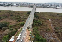Serviços complementares bloqueiam totalmente faixa no vão móvel na BR-290/RS Serviços complementares bloqueiam totalmente faixa no vão móvel na BR-290/RS