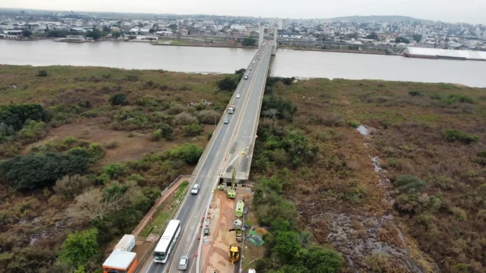 Serviços complementares bloqueiam totalmente faixa no vão móvel na BR-290/RS Serviços complementares bloqueiam totalmente faixa no vão móvel na BR-290/RS