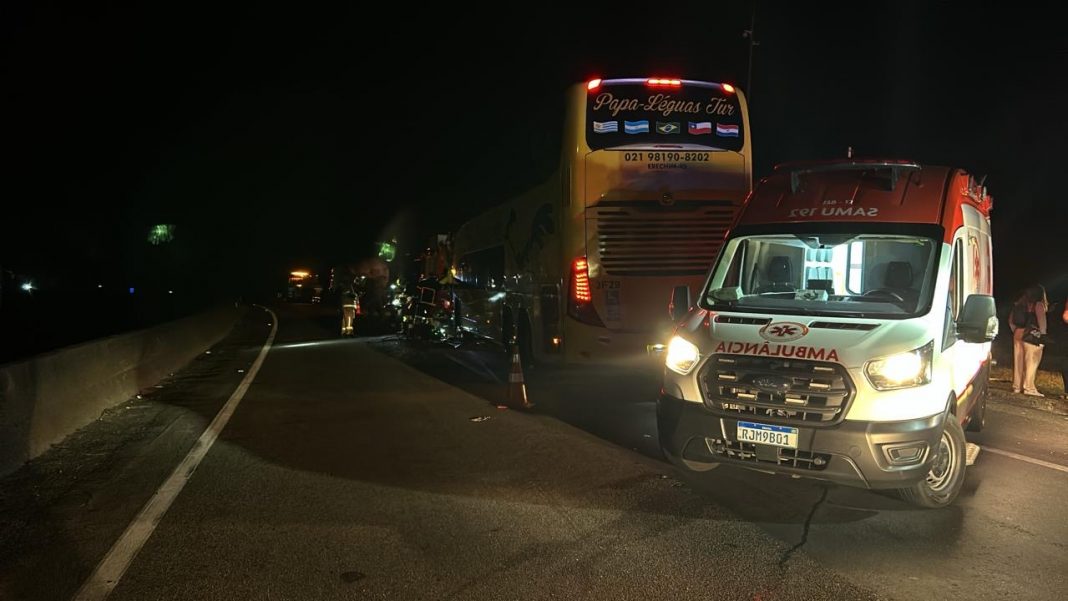 Motorista de ônibus morre em acidente com carreta na Via Dutra, no RJ Motorista de ônibus morre em acidente com carreta na Via Dutra, no RJ